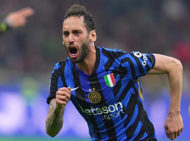 Hakan Calhanoglu con la maglia dell'Inter - fonte Lapresse - mondosportivo.it